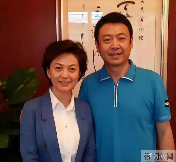 她是著名歌唱家，不惧流言嫁三婚前央视主持丈夫，三年生一儿一女