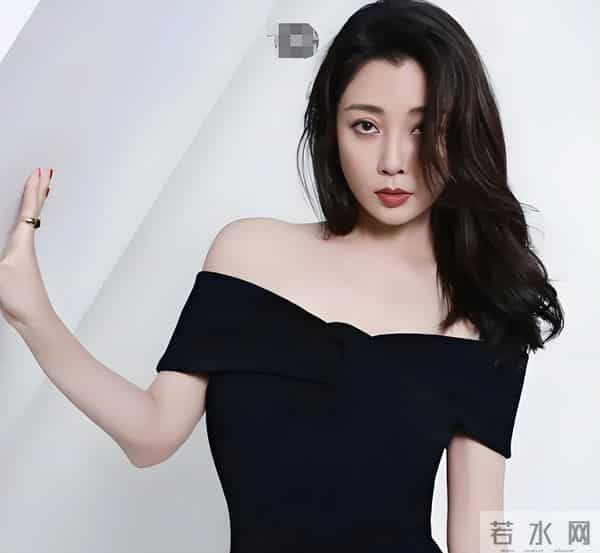 她是演员中的女富豪，豪车多的开不过来，如今45岁却活得像20岁