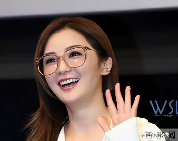 43岁阿Sa恋情曝光，竟然是比自己小10岁的健身教练，不少网友担心