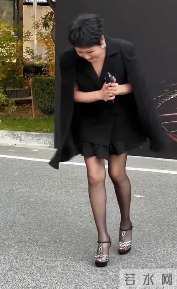 收手吧!63岁张凯丽穿“黑丝”现身不到72小时,恶心的事情发生了