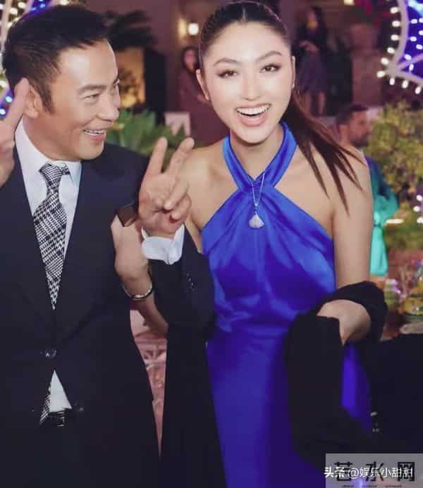 70岁任达华全家亮相!21岁女儿逆天大长腿惊艳全场,气质太像妈