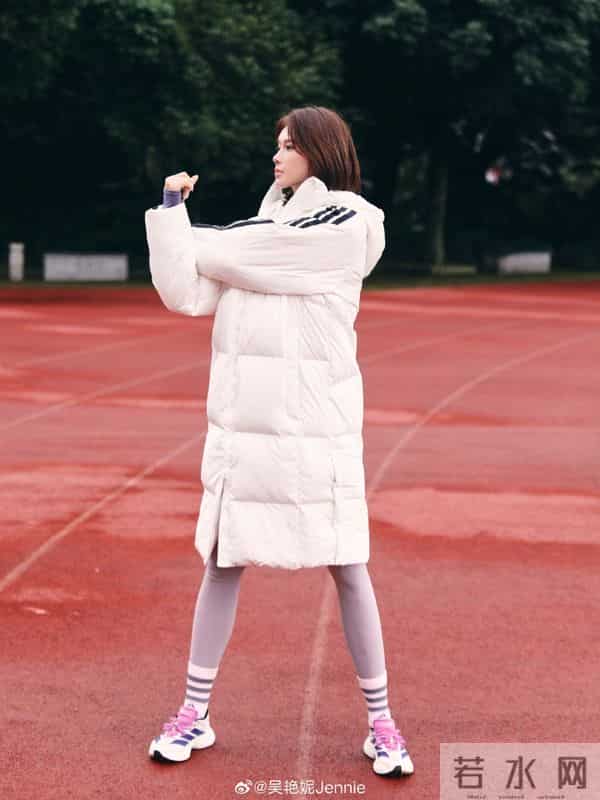 全运会加油!吴艳妮收到阿迪加油桶,手捧定制战靴和足球甜美留影