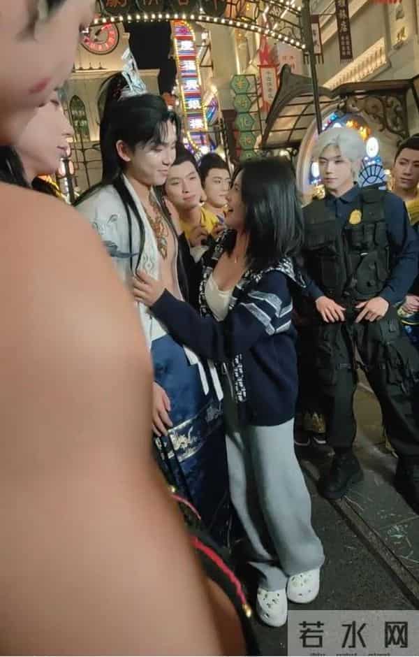 TVB星二代当父亲面,狂摸肌肉男,表情极其夸张,引发网民热议