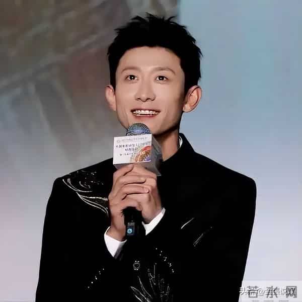 被"发腮"的张一山惊艳,33岁终于长开,网友:杨紫得避嫌了