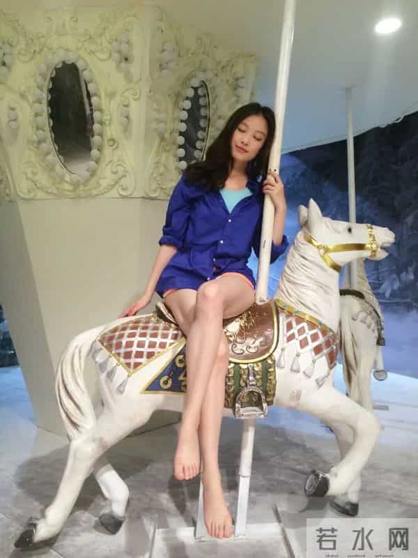 倪妮的“神级美腿”杀疯了！肤白腿直超吸睛，性感氛围感拉满！