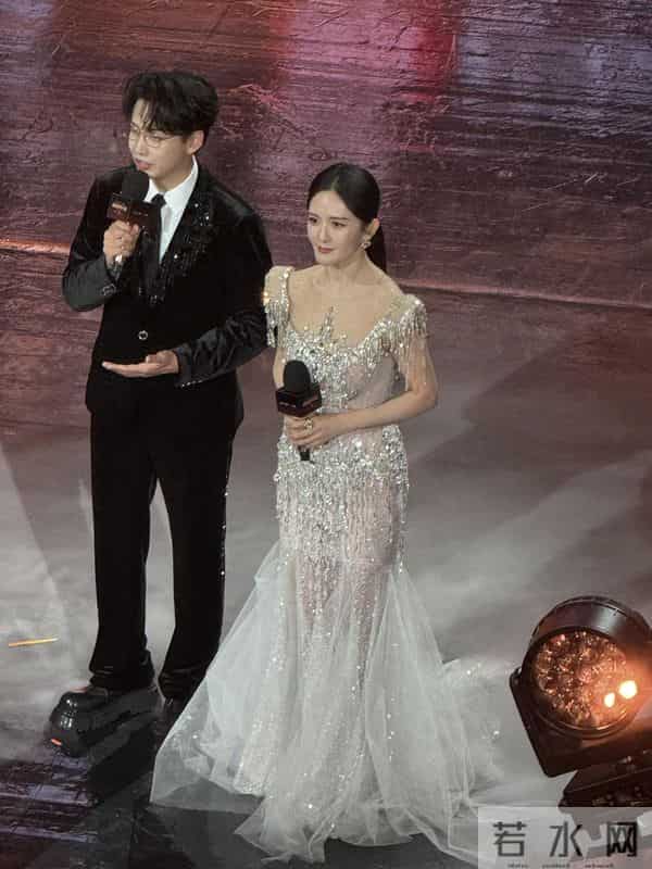 张杰的眼光真不赖啊!谢娜一袭带钻礼裙主持节目,仪态大方太美了