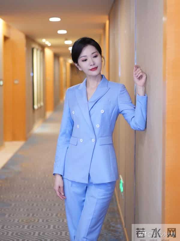 央视主持人谢映玲分享立冬美照,穿蓝色西服套装简约大气好漂亮