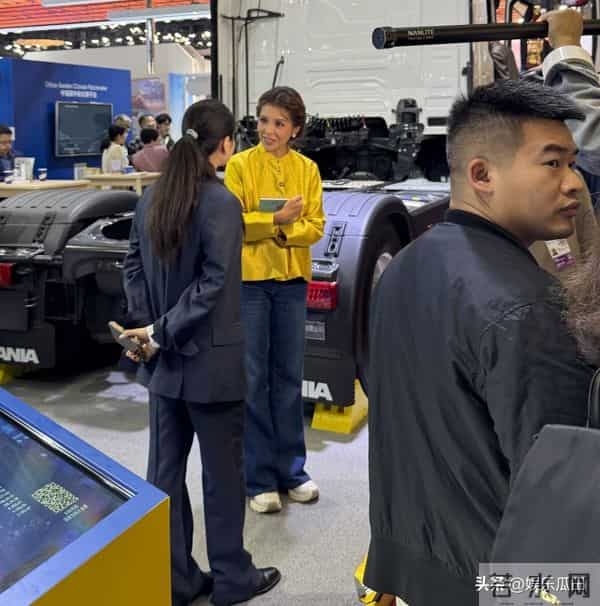 52岁朱迅上海进博会被偶遇 着黄色新中式配盘发 白发显眼 容颜易老