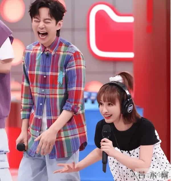 主持人何炅澄清衰老焦虑：我眼神好得很！