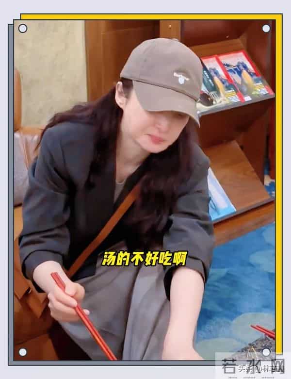 50岁蒋勤勤现身成都机场吃面,素颜皮肤白皙,打扮时髦 少女感十足