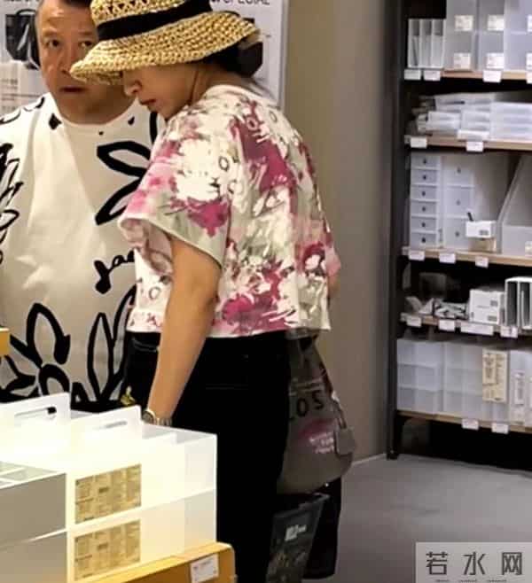 和乔妹合照后,陈百祥又曝曾志伟盯上了余咏珊,小心思演都不演了