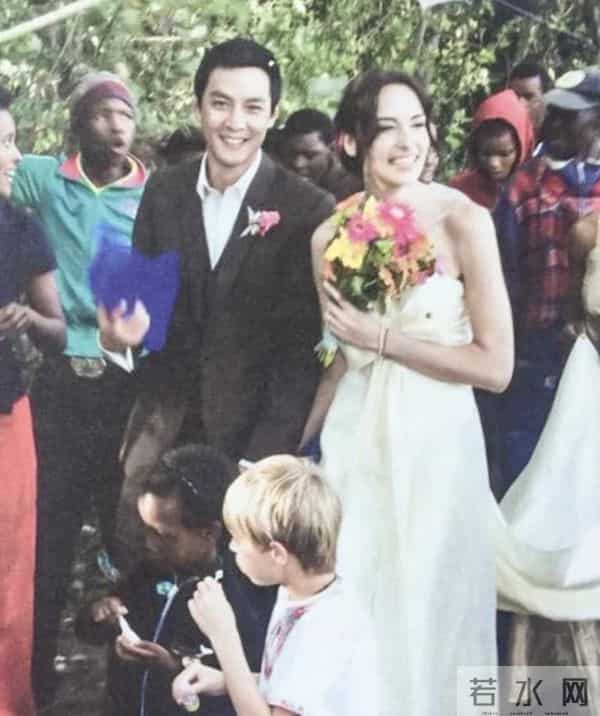 吴彦祖晒47岁老婆素颜合照，惊呆网友！男方曾称近10年没夫妻同房