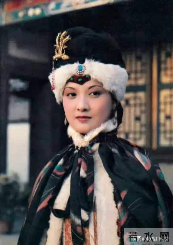 70岁张国立携妻子与友人聚餐,头顶白发老态明显,邓婕气质优雅