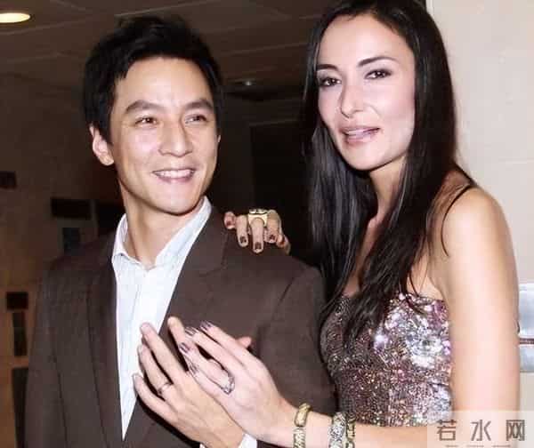 吴彦祖晒47岁老婆素颜合照，惊呆网友！男方曾称近10年没夫妻同房