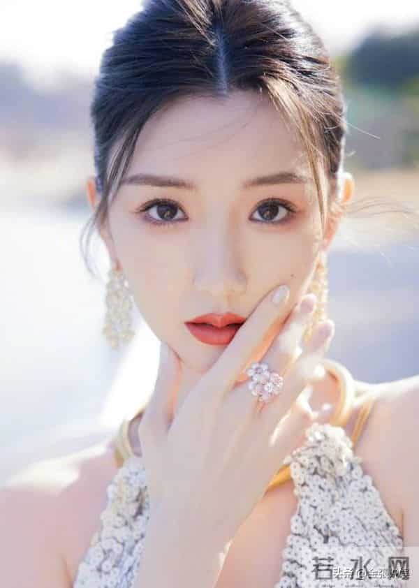 与陈晓闪婚领证传闻真相大白1个多月,毛晓彤近况曝出,并不意外