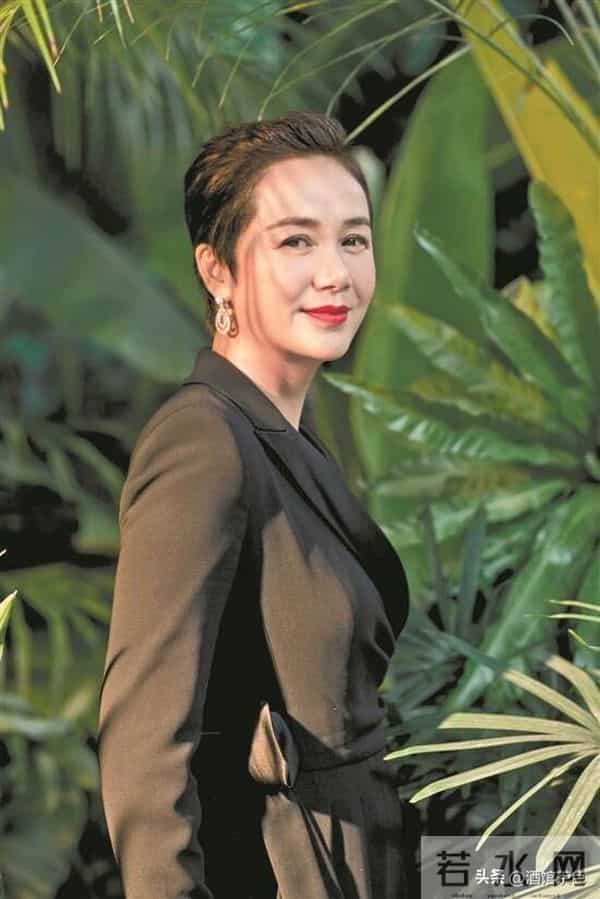 演员蒋雯丽现状:定居英国,59岁又瘦又老,网友:一代女神也老了