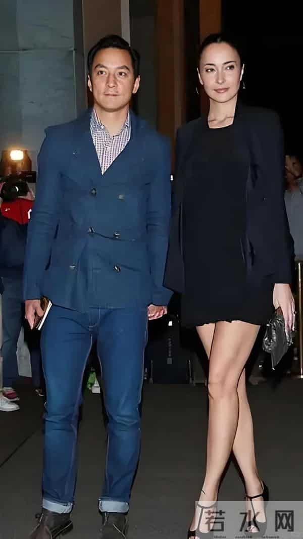 吴彦祖晒与妻子合影!Lisa皮肤粗糙褶多还秃顶,网友:以为是兄弟