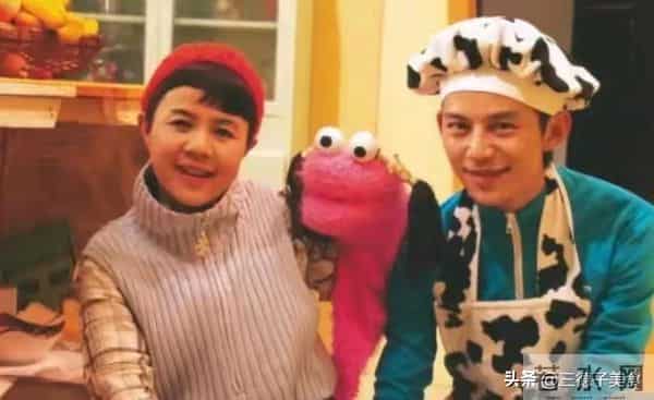 主持人何炅澄清衰老焦虑：我眼神好得很！