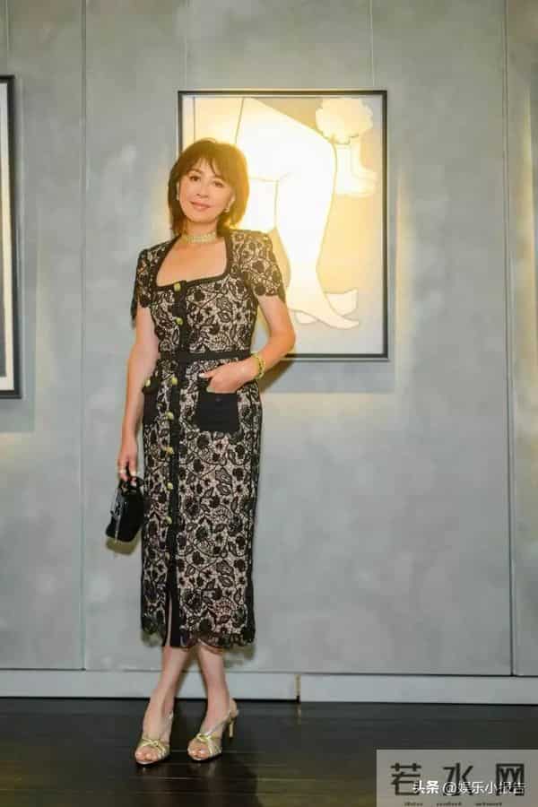 刘嘉玲上海被偶遇，59岁面容饱满身材佳，状态宛如三四十岁