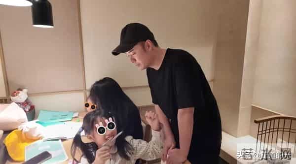 张子萱在陈赫vlog中有了姓名 两人好久没见 锁喉拥抱 9岁女儿大龅牙