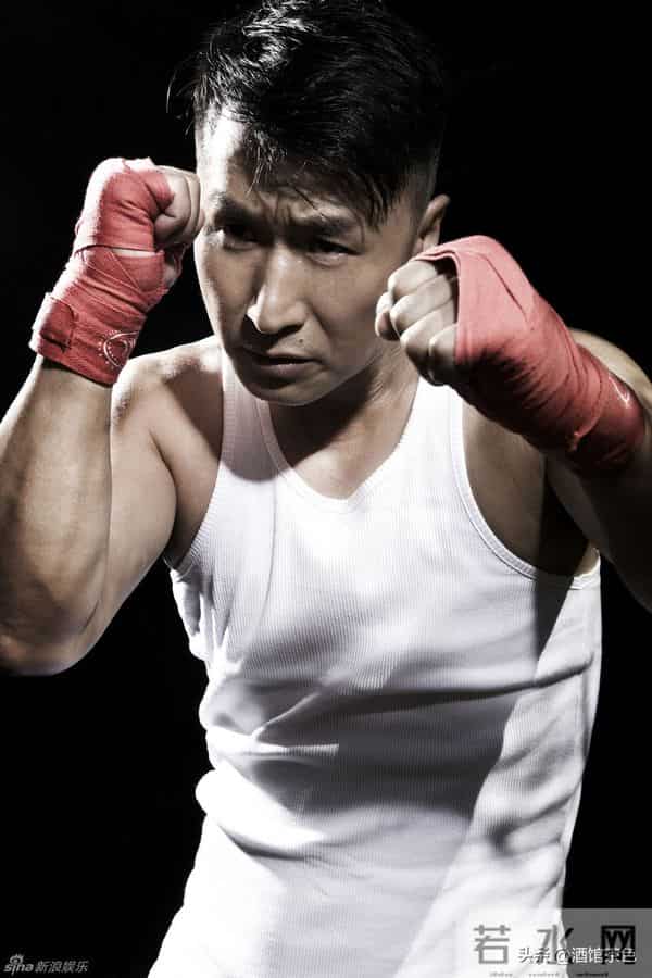 他靠《亮剑》火遍全国,如今55岁白发丛生,一身肌肉太亮眼