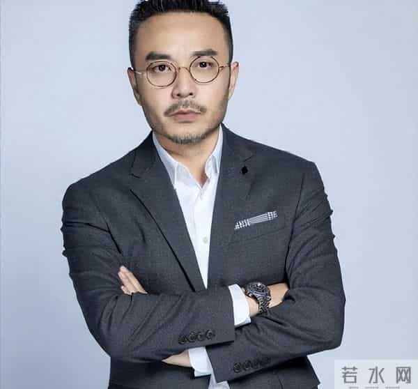 51岁汪涵现状：常年居住在长沙，穿人字拖嚼槟榔，大烟斗不离身