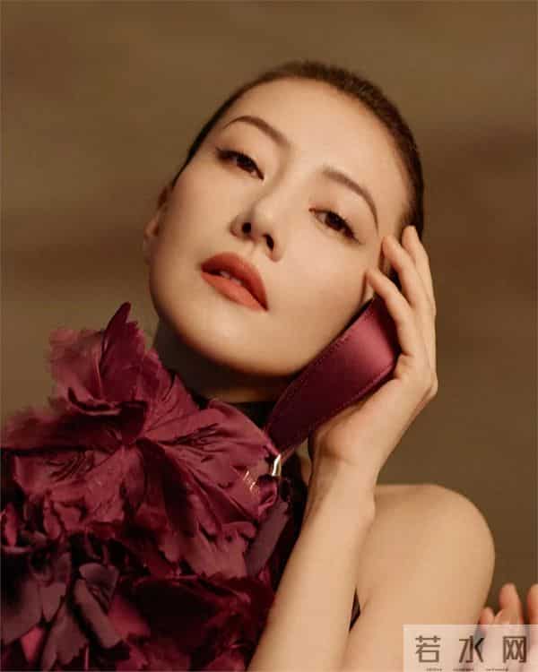 46岁高圆圆活动生图:脸上褶子多含胸驼背,她身边整容脸网红惊艳