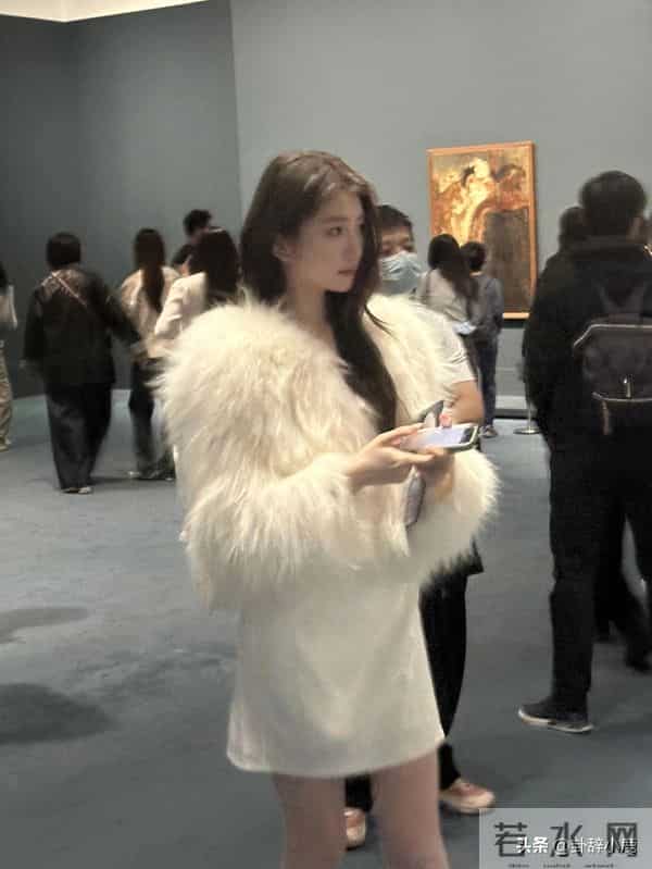 徐如蓝看展被网友偶遇,肤白貌美大长腿,真带劲,这算顶美了吧!