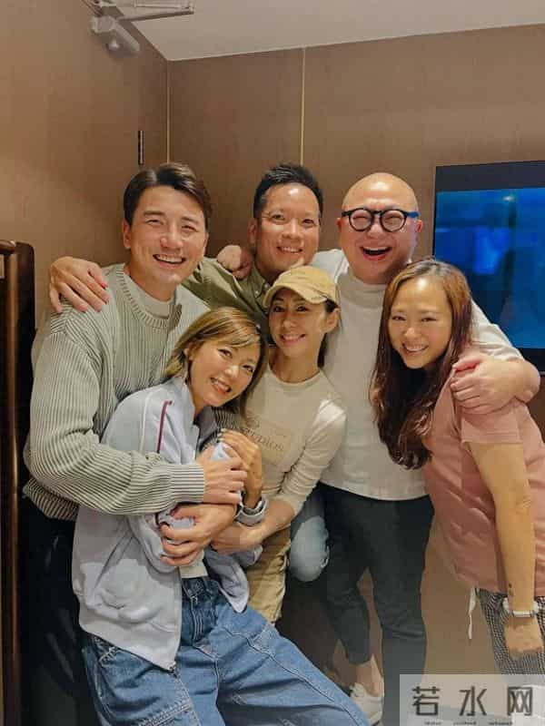 香港著名女星婚后首度宴请媒人 ，网民从合照细节引发怀孕猜测