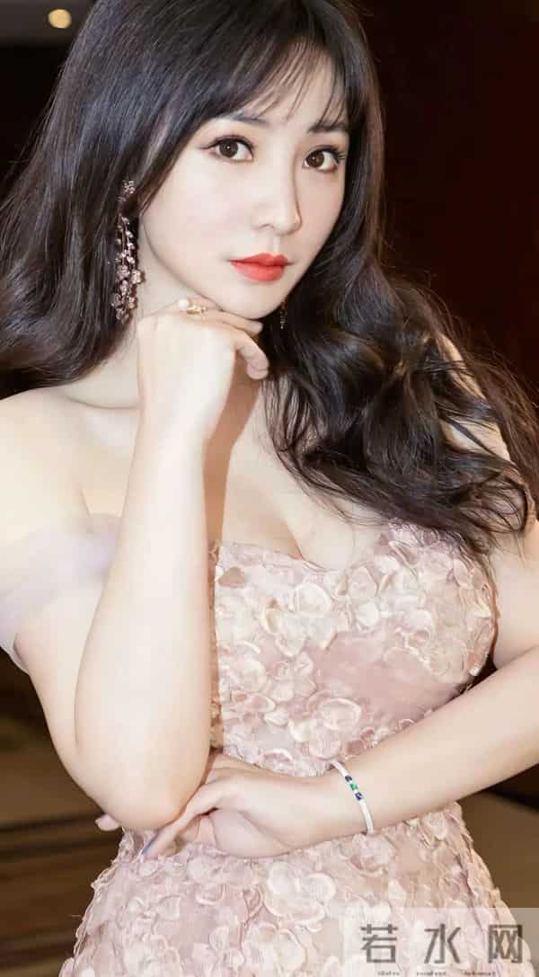 柳岩性感穿搭合集,你喜欢哪一套?