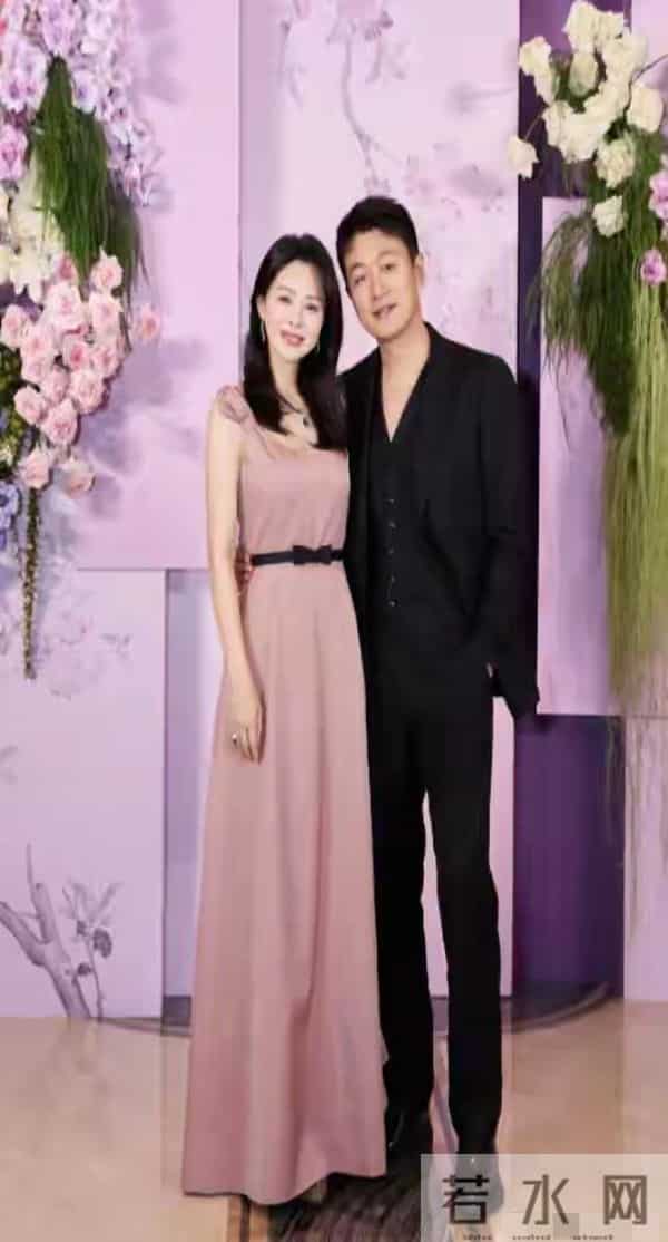 佟大为妻女看展 17岁大女儿身高近180 发育惊人 长得像爸爸 妈妈最美