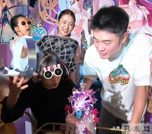 陈赫女儿9岁生日，张子萱出场撒糖，婆婆一脸慈爱，五口人超幸福