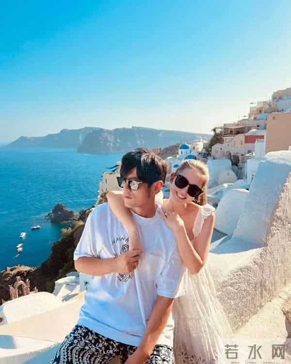 周杰伦带老婆在墨尔本,没胡子满脸褶,眼袋硕大跟半月前判若两人