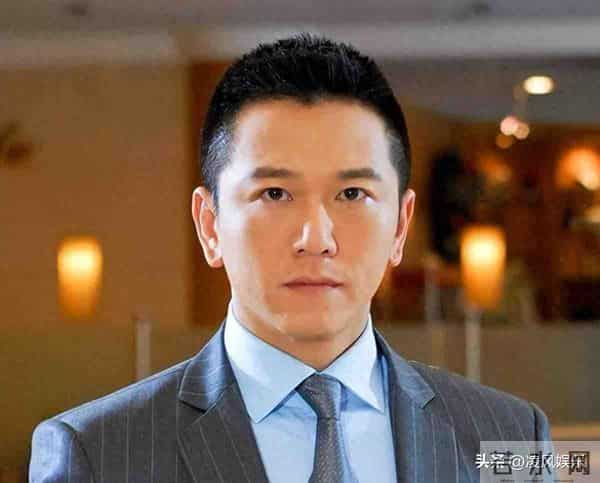 香港演员温兆伦的现状:61岁定居北京,依然帅气,10岁女儿很漂亮