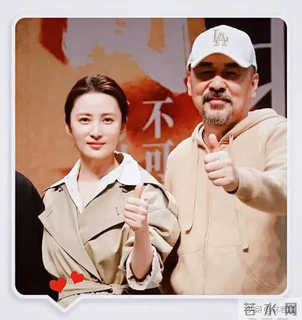 50岁蒋勤勤现身成都机场吃面,素颜皮肤白皙,打扮时髦 少女感十足