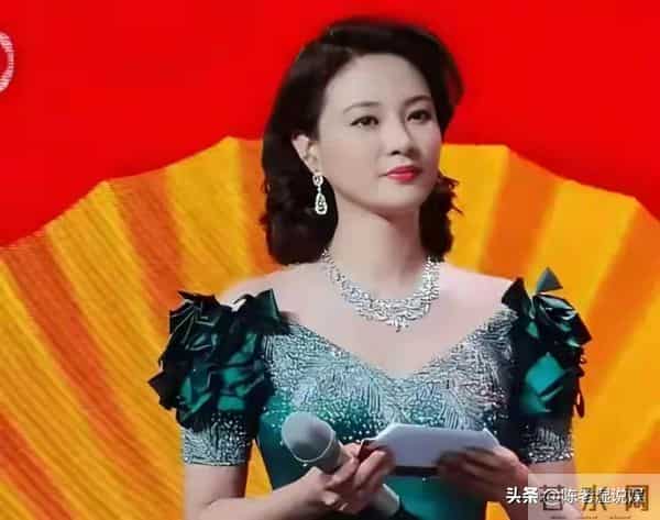 “央视最惨女主持”，俩富豪前任全判死刑？生图脸僵的她近况如何