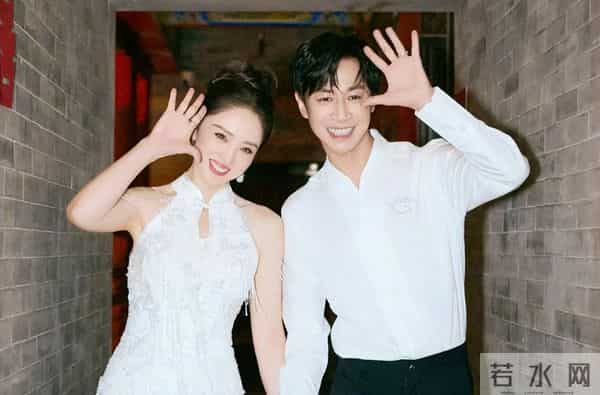 董璇46岁生日照,手捧蛋糕小腹隆起,张维伊站C位风头尽显