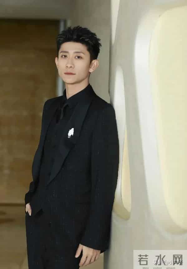 张一山竟然帅成这样了,真的好像京圈太子爷啊,一脸正气的帅!