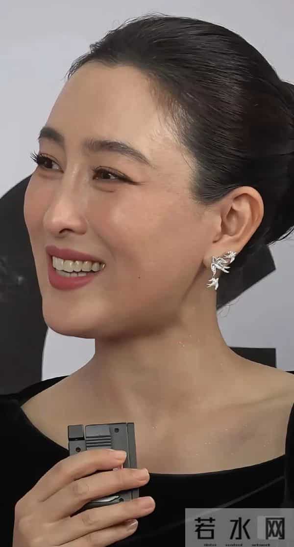 44岁的马苏高清镜头下这状态也太好了吧,脸型好、五官好