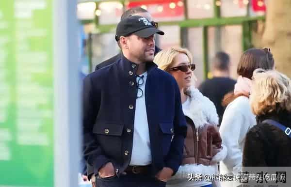 28岁悉尼妹真豪放，与44岁新男友公园激吻，欧美娱乐圈穿搭真独特