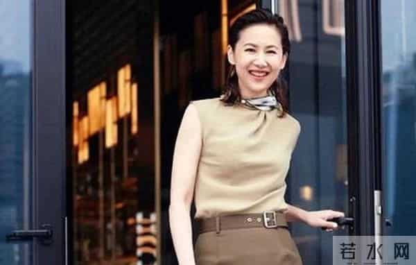 她是金牌美女主持，嫁上海首富生3个孩子，54岁看着像34岁好年轻