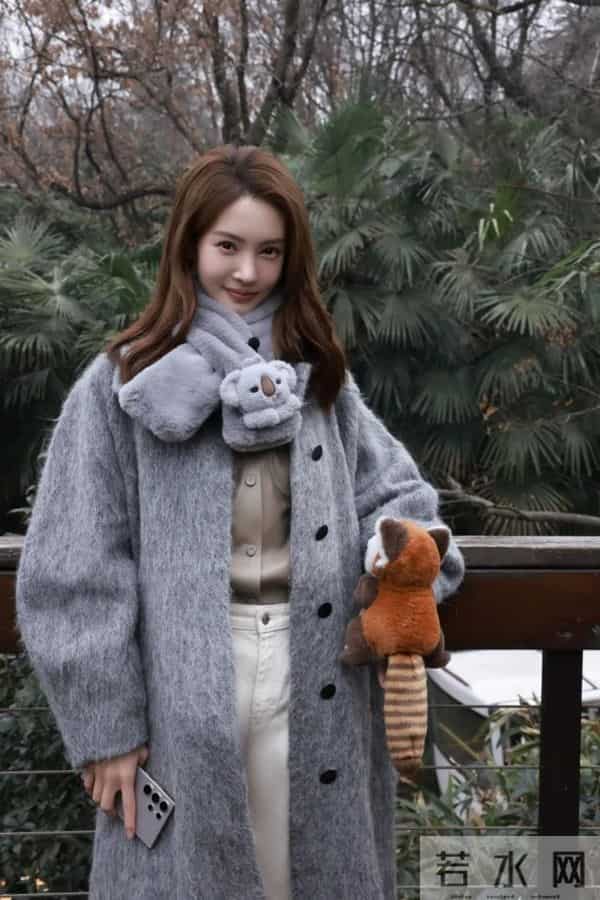 金晨又带火了秋冬新穿搭：羽绒服+牛仔裤+羊毛卷发型，显瘦又时髦