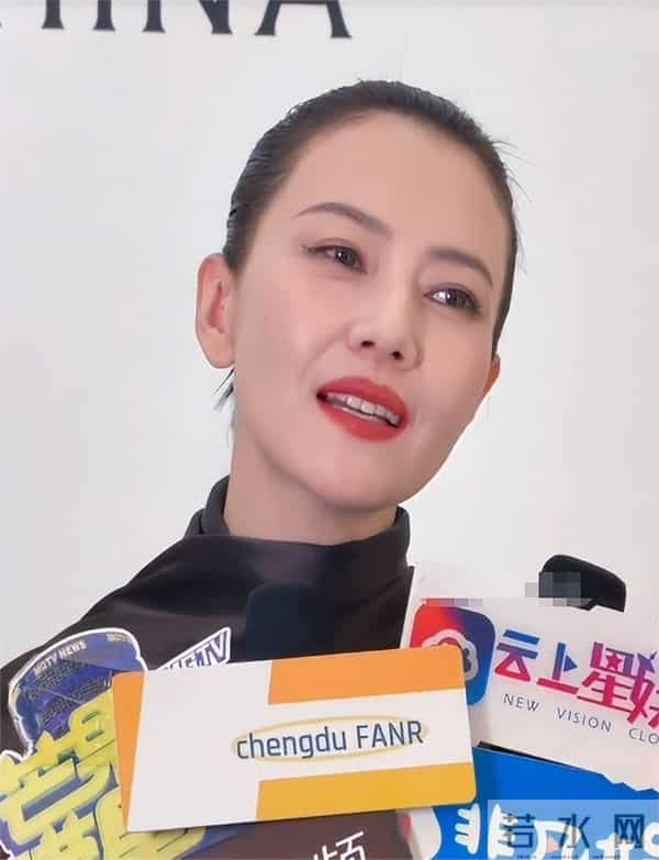 46岁高圆圆活动生图:脸上褶子多含胸驼背,她身边整容脸网红惊艳