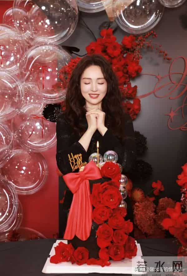 关悦晒董璇庆生照!张维伊比佟大为高不少 小酒窝和佟家小子太般配