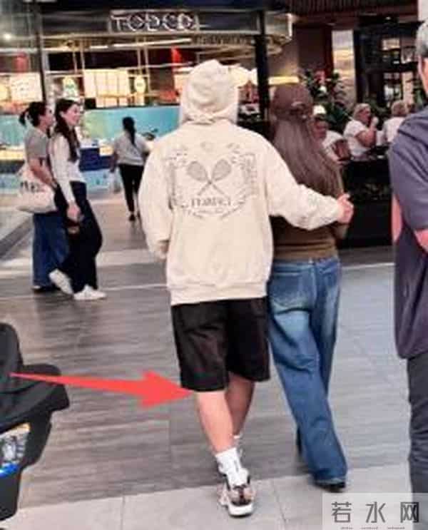 周杰伦带老婆在墨尔本,没胡子满脸褶,眼袋硕大跟半月前判若两人