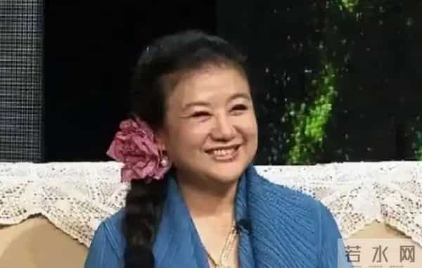 她曾是央视第一美女,赴港生子后离开央视,如今远居美国不再露面