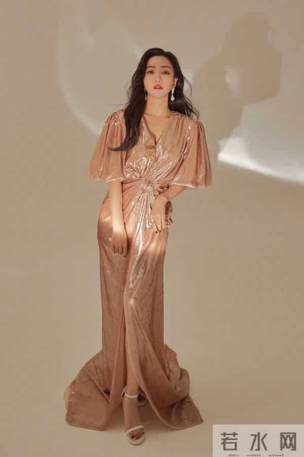 玫瑰金长裙是把“华丽松弛感”穿在了身上