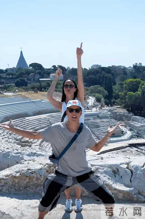 吴彦祖与混血妻子同一动作打卡多地景点，搞笑又甜蜜浪漫！