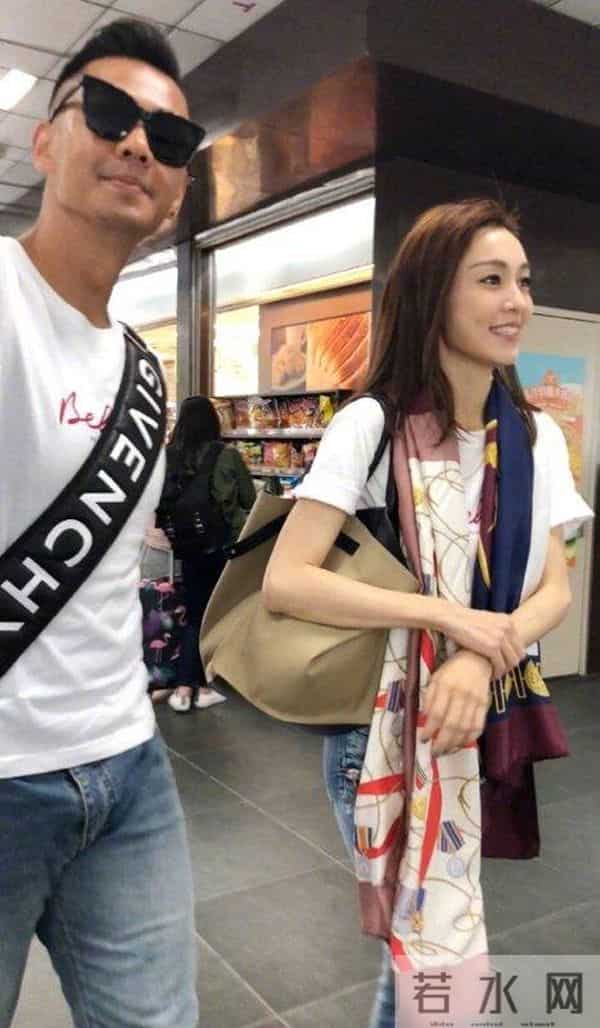 范玮琪夫妇合体走机场,她背10万包却穿红秋裤,不上档次却廉价