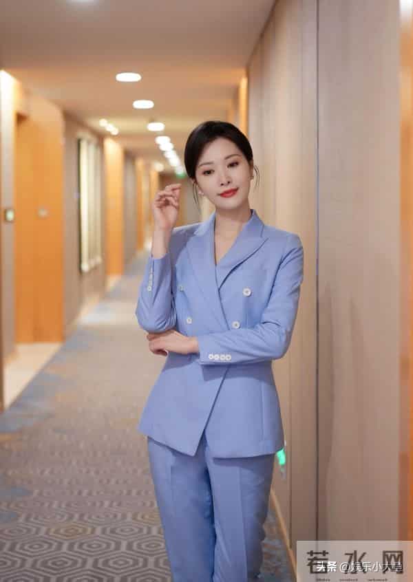 央视主持人谢映玲分享立冬美照,穿蓝色西服套装简约大气好漂亮